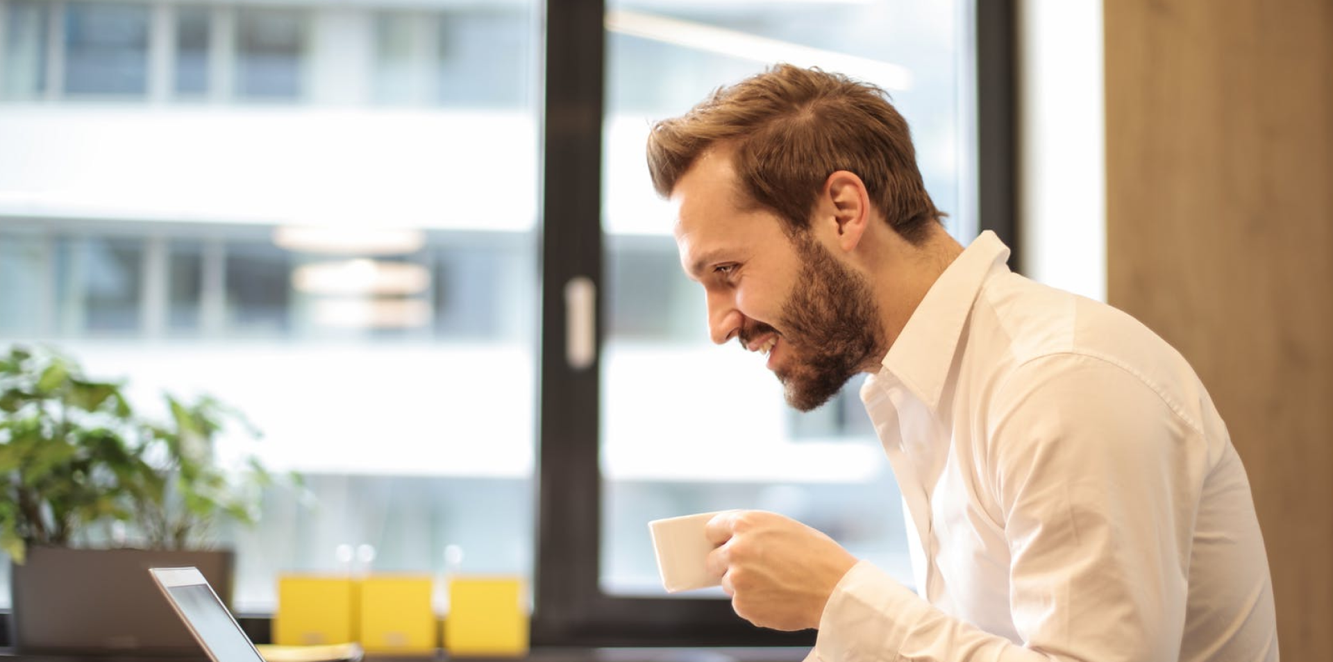 Hombre con taza en la mano